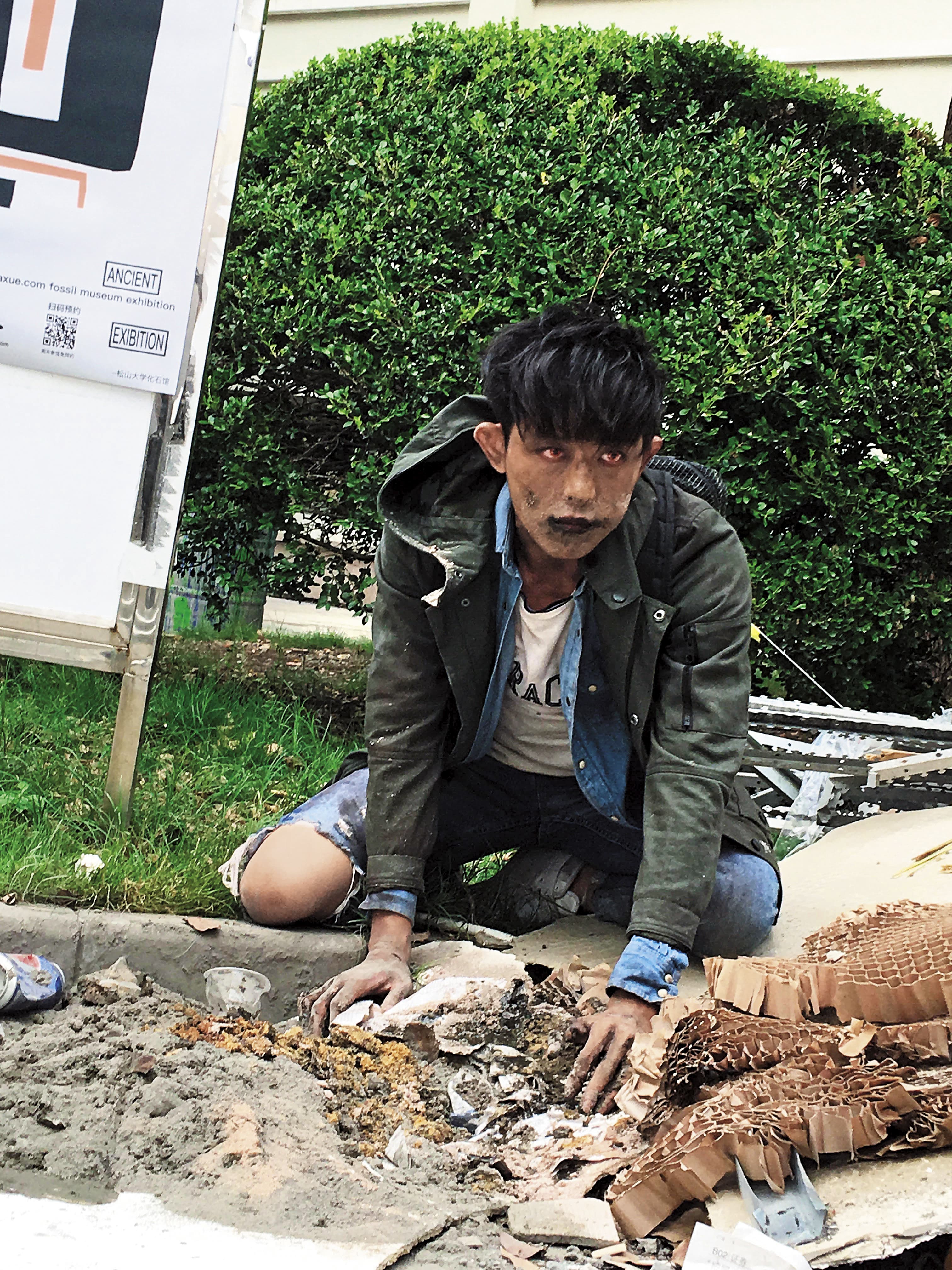 為了拍攝《很純很曖昧》,敖犬放下偶像包袱不計形象,要他挖垃圾、吃土也甘願。(敖犬提供)