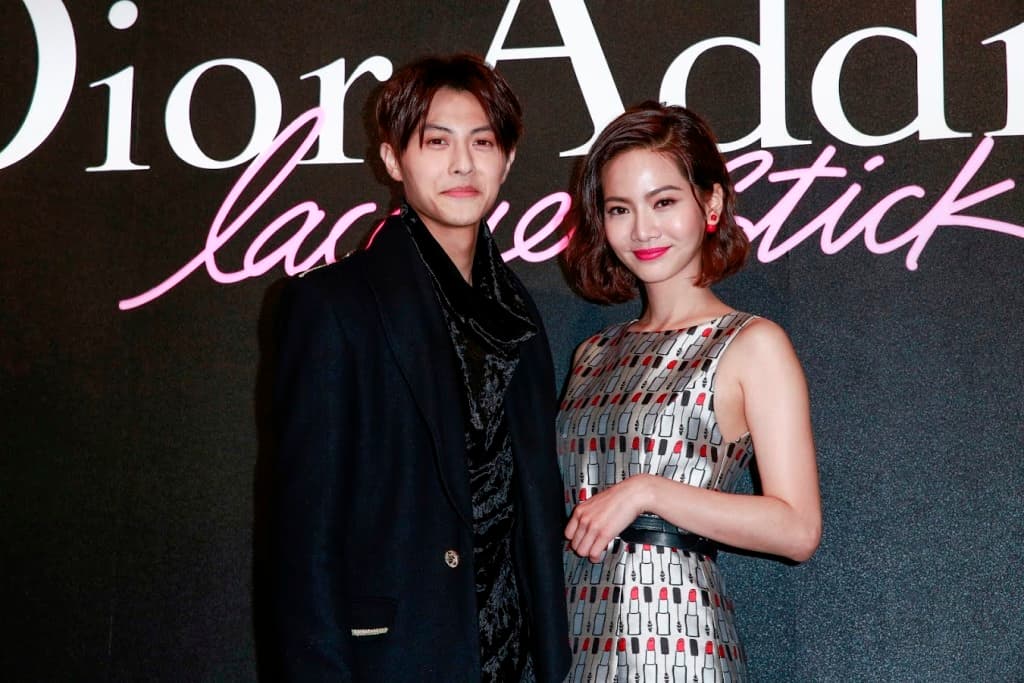 曾之喬難得擺脫戲劇演出的身份,強調自己是雙唇柔軟的女人,圖左是王子邱勝翊。