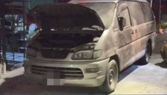 女友家的廂型車被燒到面目全非。