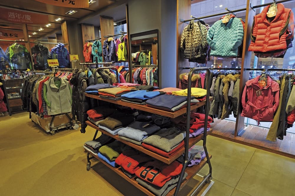 山頂鳥北市信義旗艦店門市,擁有數百款羽絨衣,產品種類多元。
