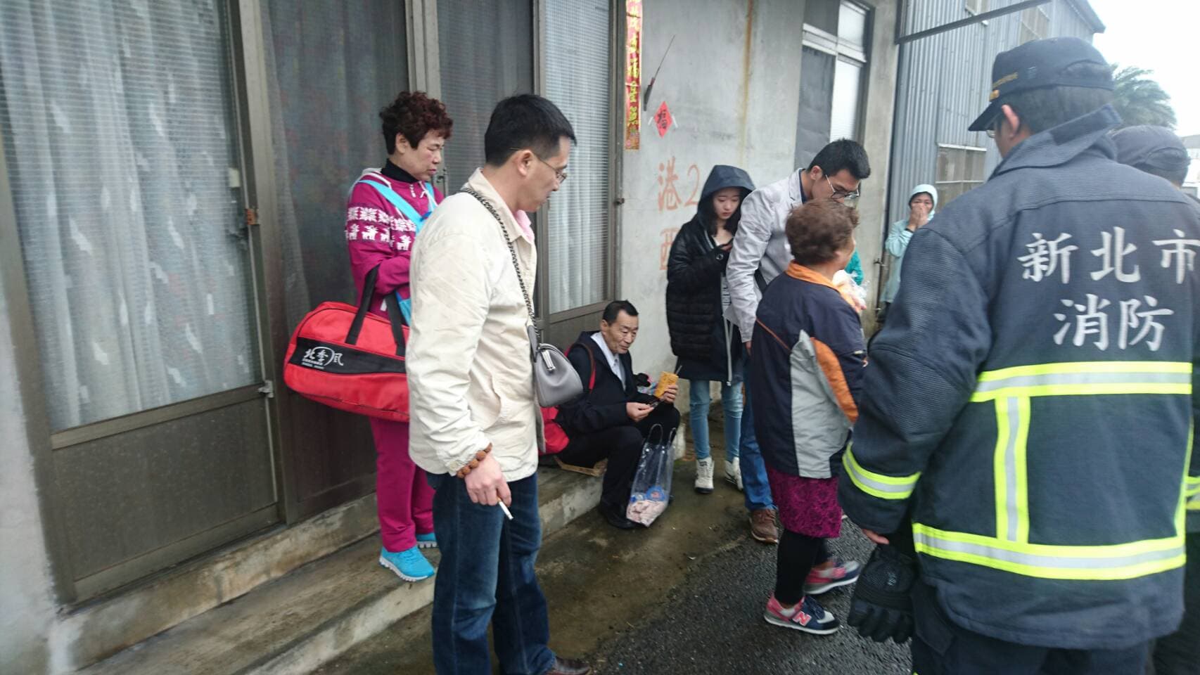 發生車禍後,乘客趕緊下車,坐在路邊驚魂未定。