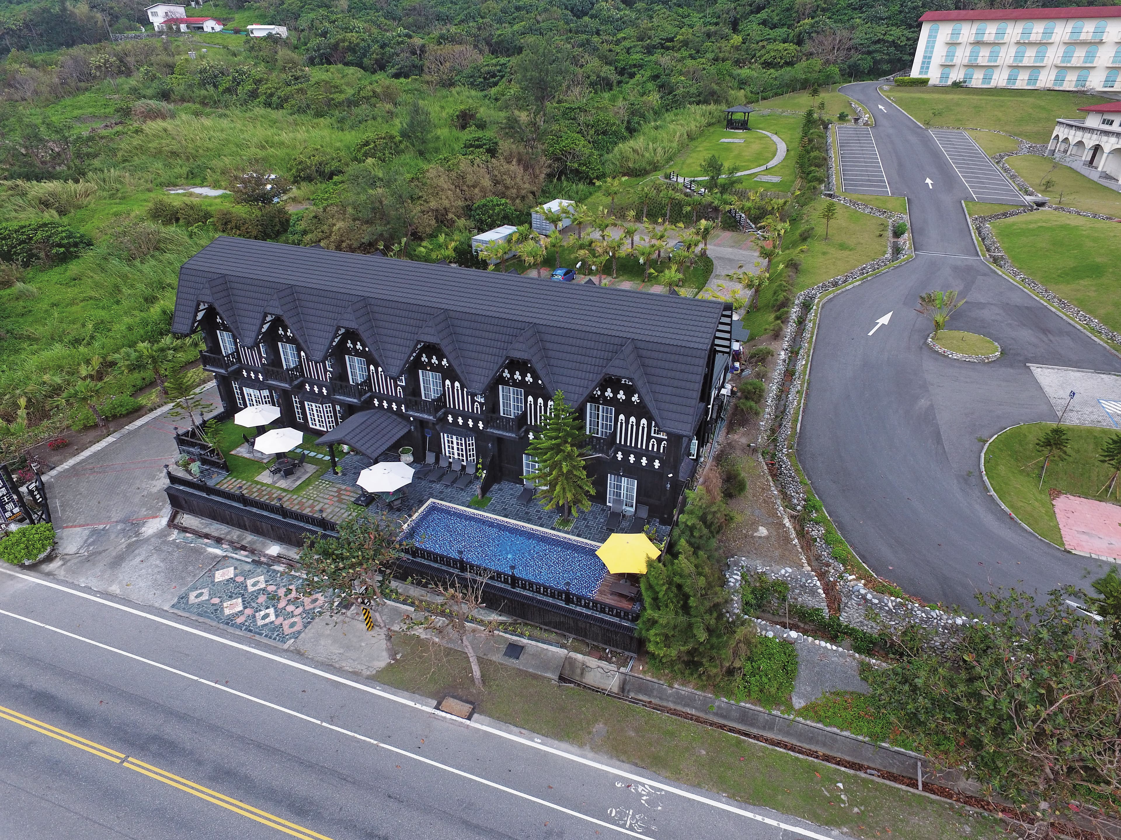 吳永欽夫婦於去年開設的民宿都鐸王朝,被爆出水土保持不合規定。