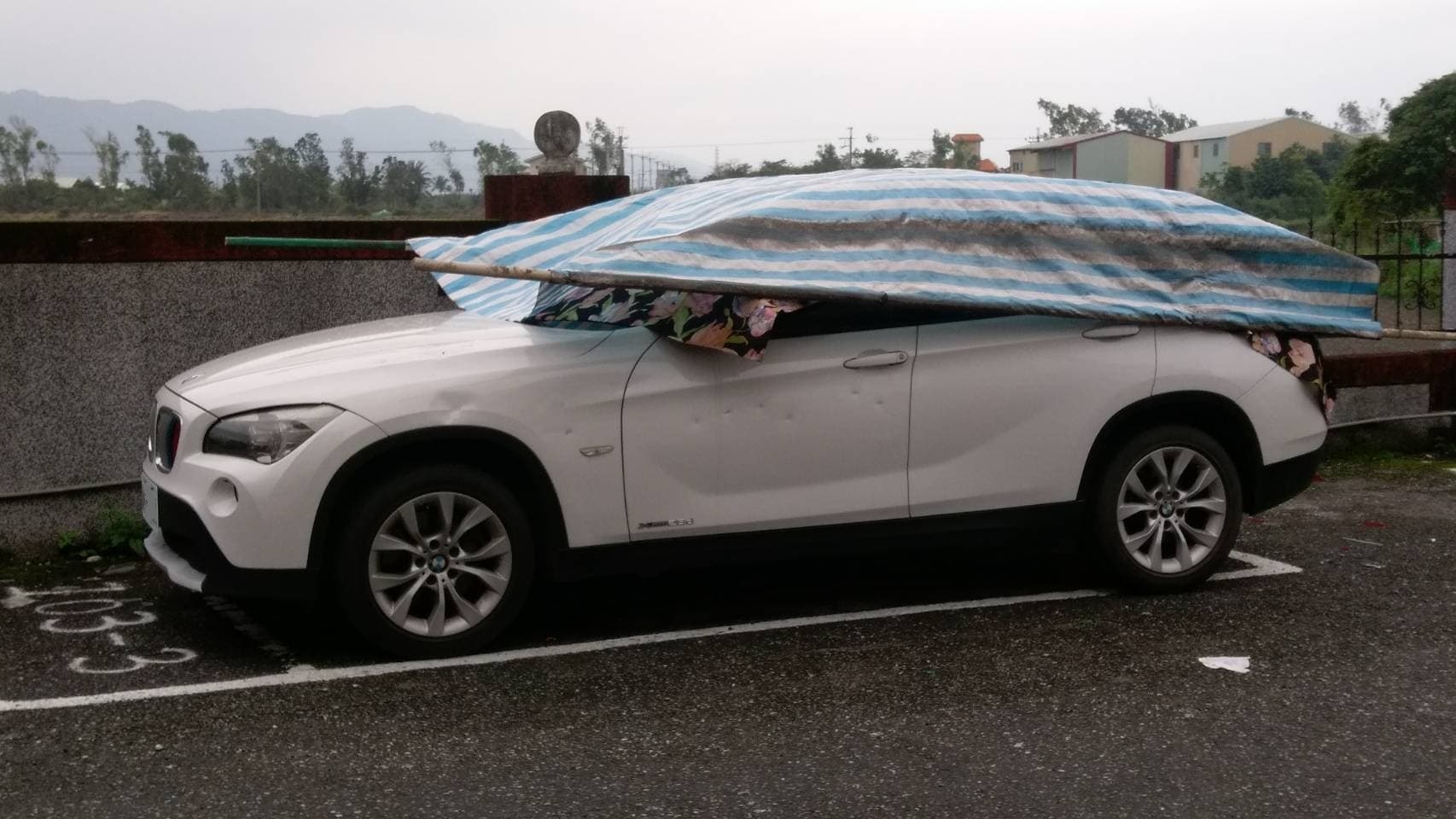車子的車窗全毀,車身也被敲出許多凹洞。