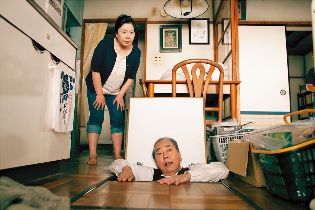 岸部一德(右)與藤山直美在《消失的山下先生》中飆戲。