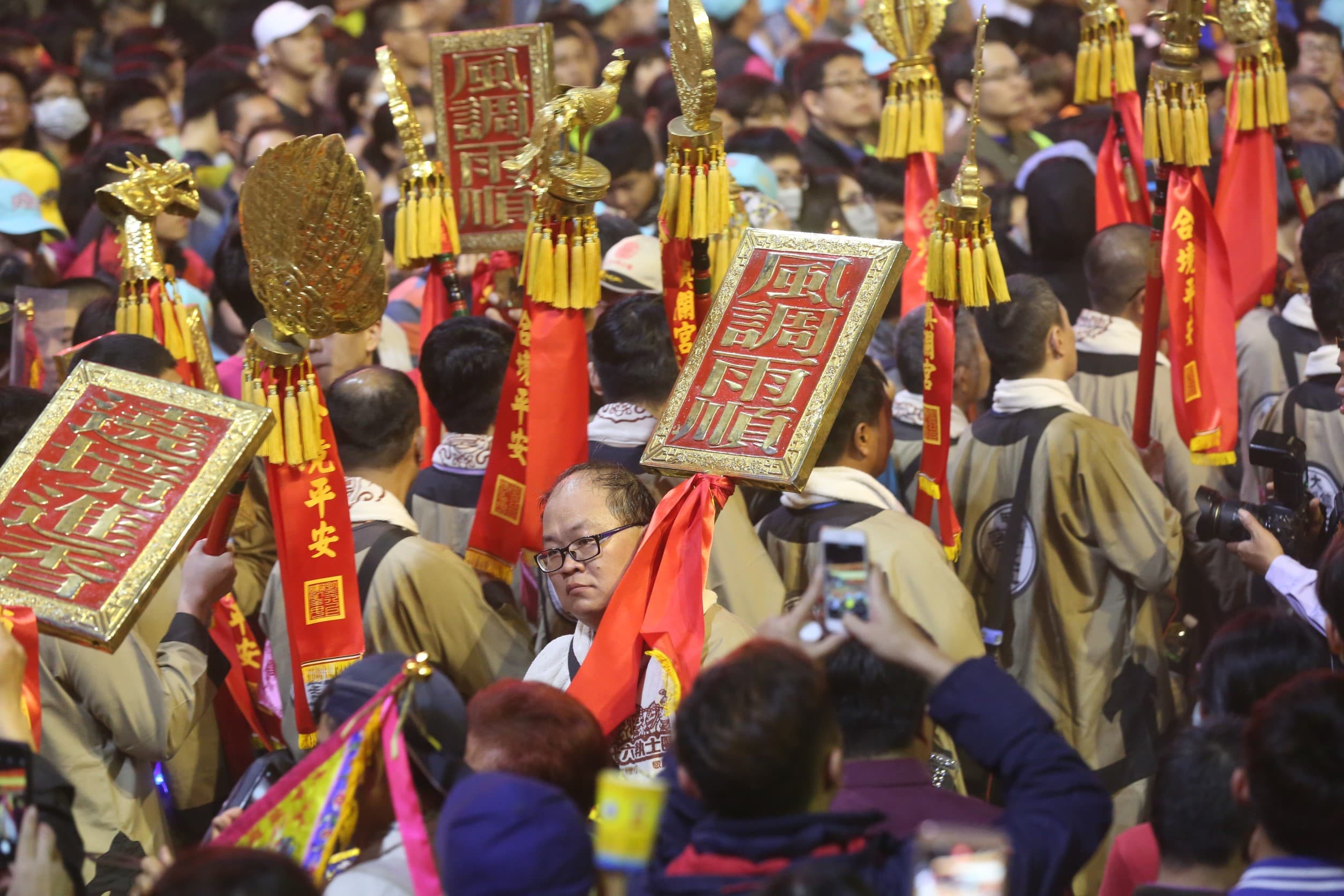 廟前深夜仍擠滿人潮,大甲宛如不夜城。