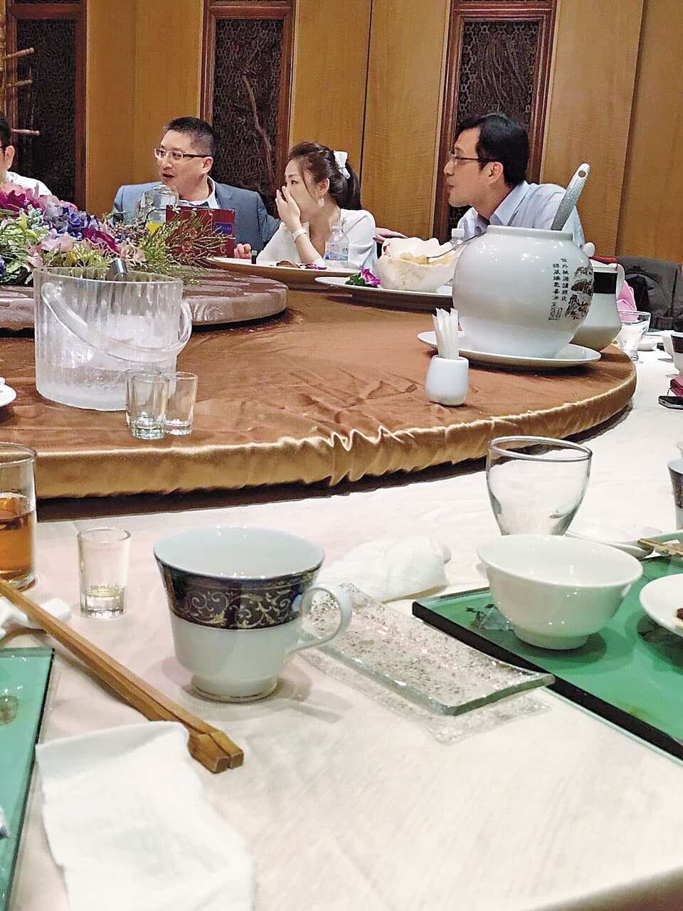吳志剛(右)與李婉鈺(左)參加餐會時,經常比鄰而坐。
