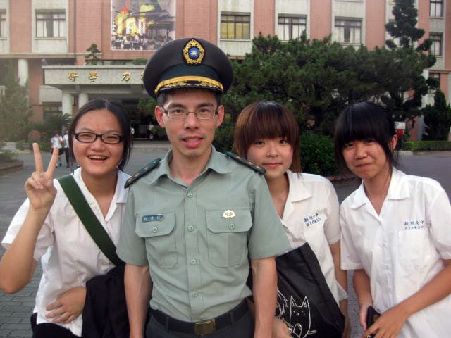 楊禮軒曾在高中、大學擔任教官,為了專心照顧、陪伴女兒成長,提前退休。(楊禮軒提供)