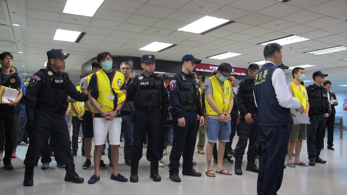 警方將詐騙嫌販集中在機場,由移民署協助清點人數。