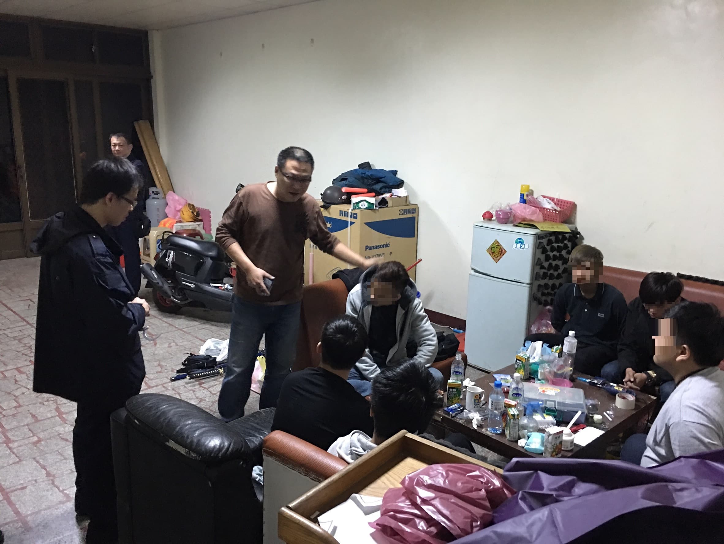 警方尋線來到詐騙集團聚點的透天厝時,詐騙集團成員正在吸毒開慶功宴。