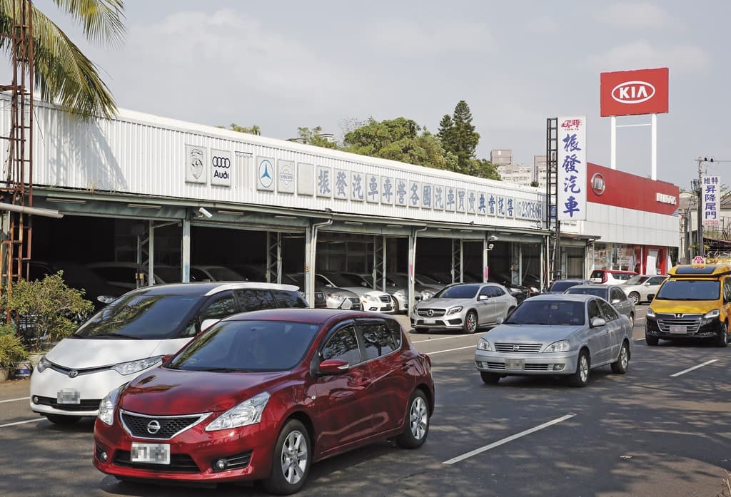 許明環在嘉義開設的振發汽車廠生意不錯,很多檢調人員都是客戶。