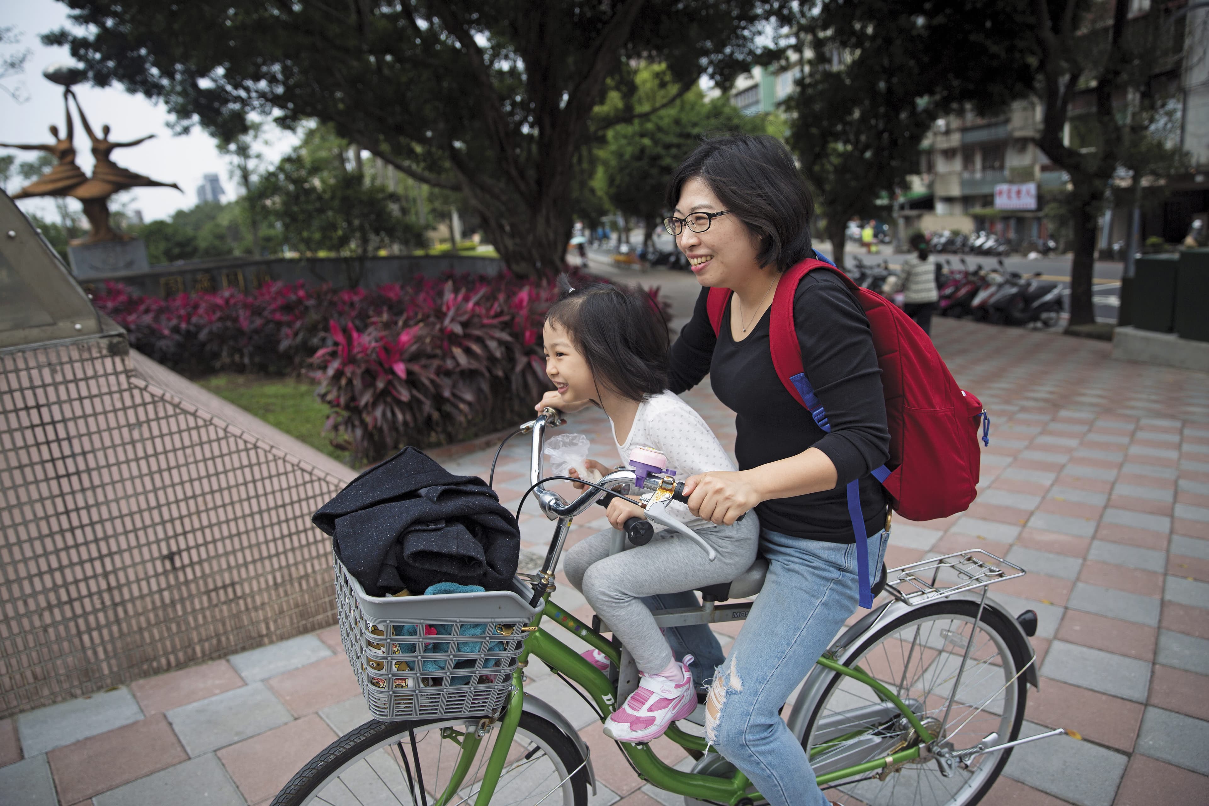 家住新北永和的黃惠偵與5歲的女兒江平,平日以腳踏車代步。