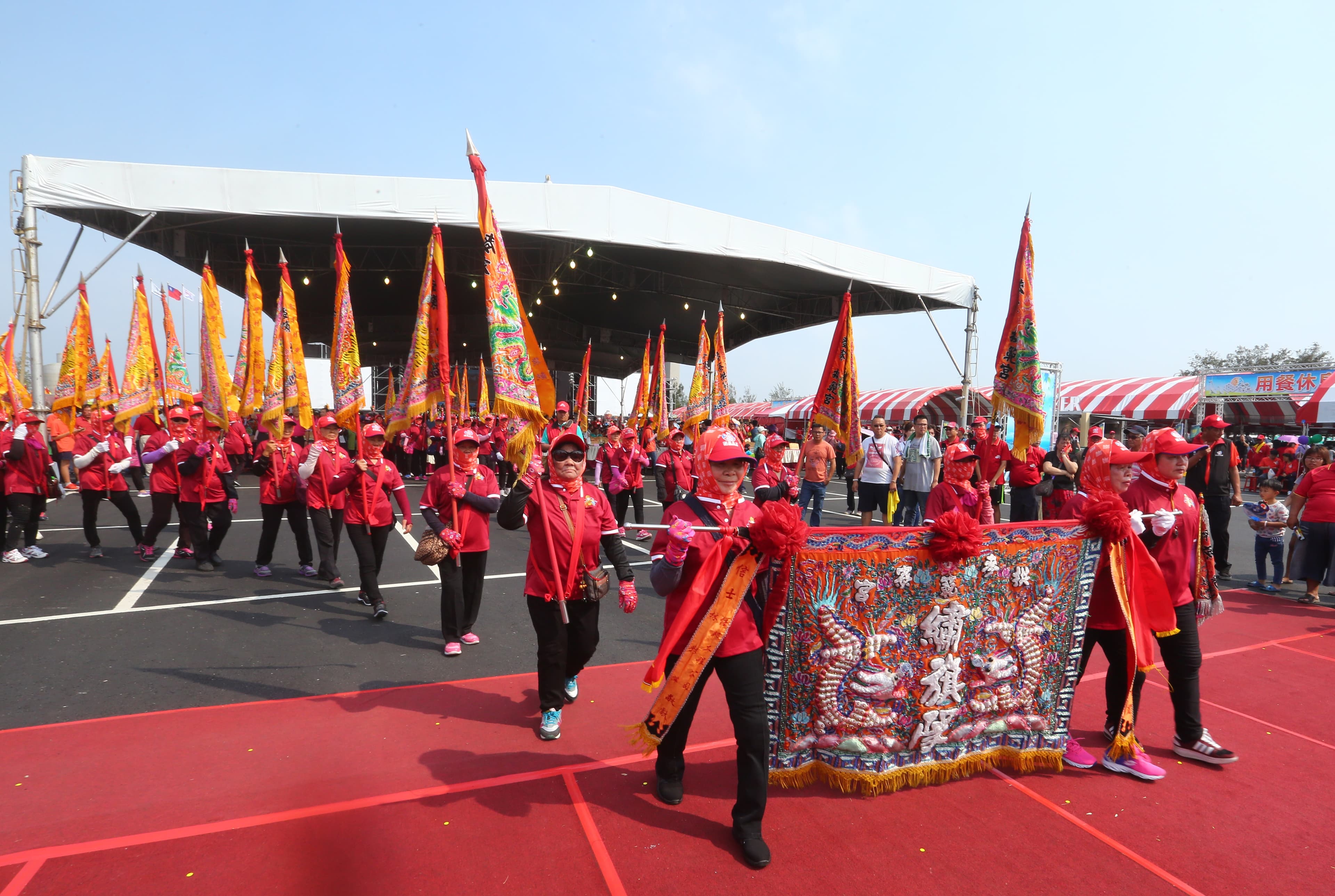 王文淵15日率公司主管,向麥寮拱範宮開山媽祖行祝香禮。