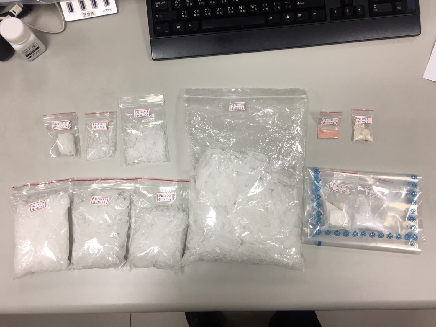李男攜帶海洛因及約一公斤重的安非他命,並向警方堅稱自己沒有販賣。
