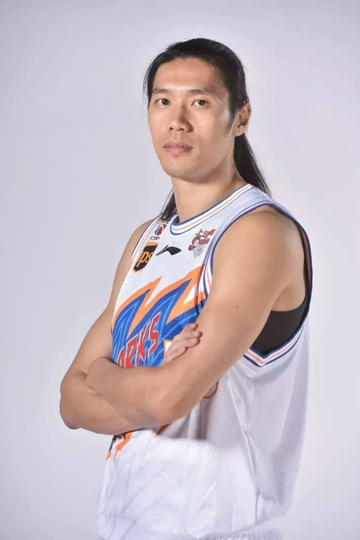 曾文鼎曾因網路交友沾腥,幸好多年交往的女友未曾離去,已於去年結婚。(翻攝自「台灣第一中鋒」曾文鼎FB)