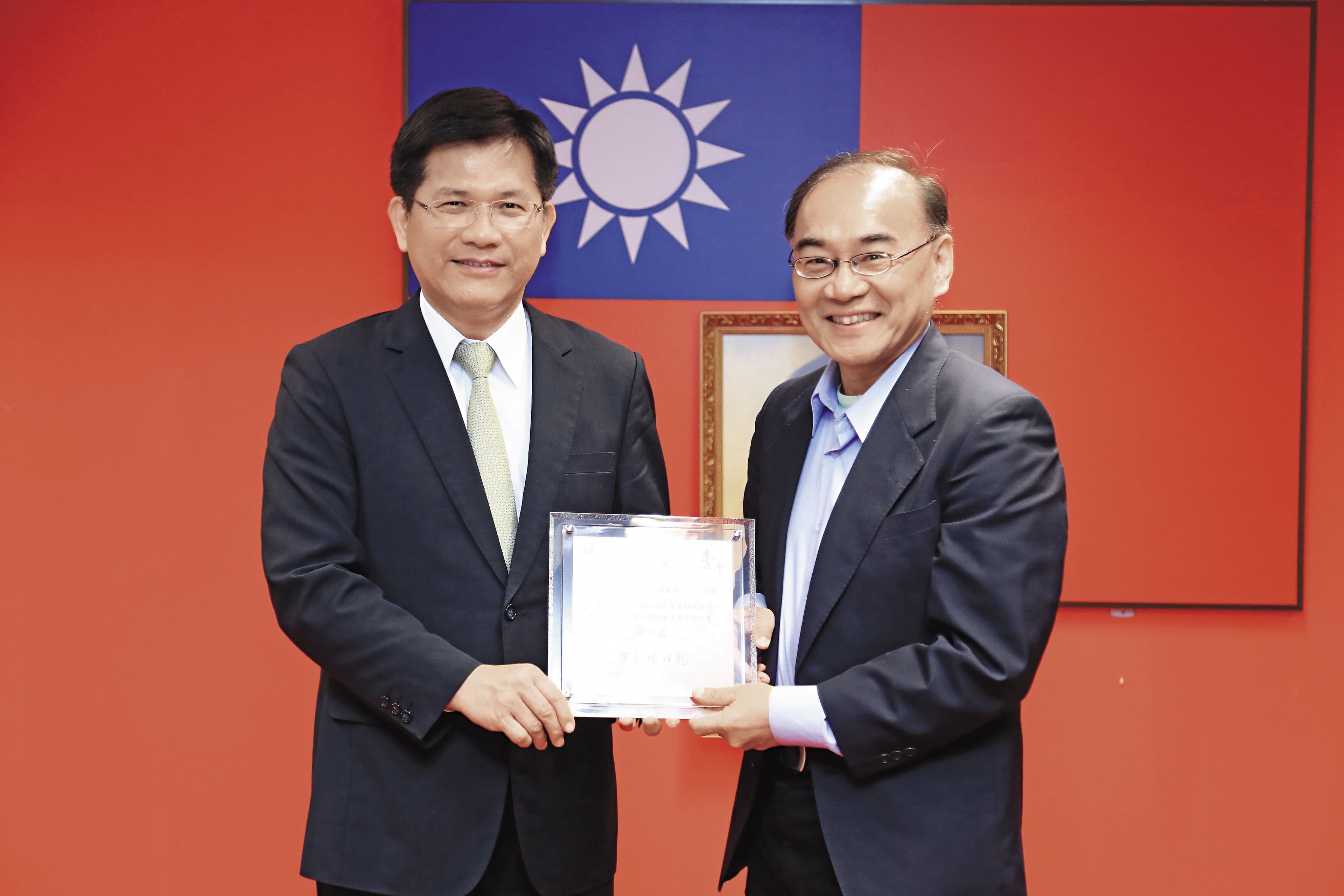 台中市衛生局長呂宗學(右)則大聲喊冤,指衛福部「從頭到尾」沒有通報。