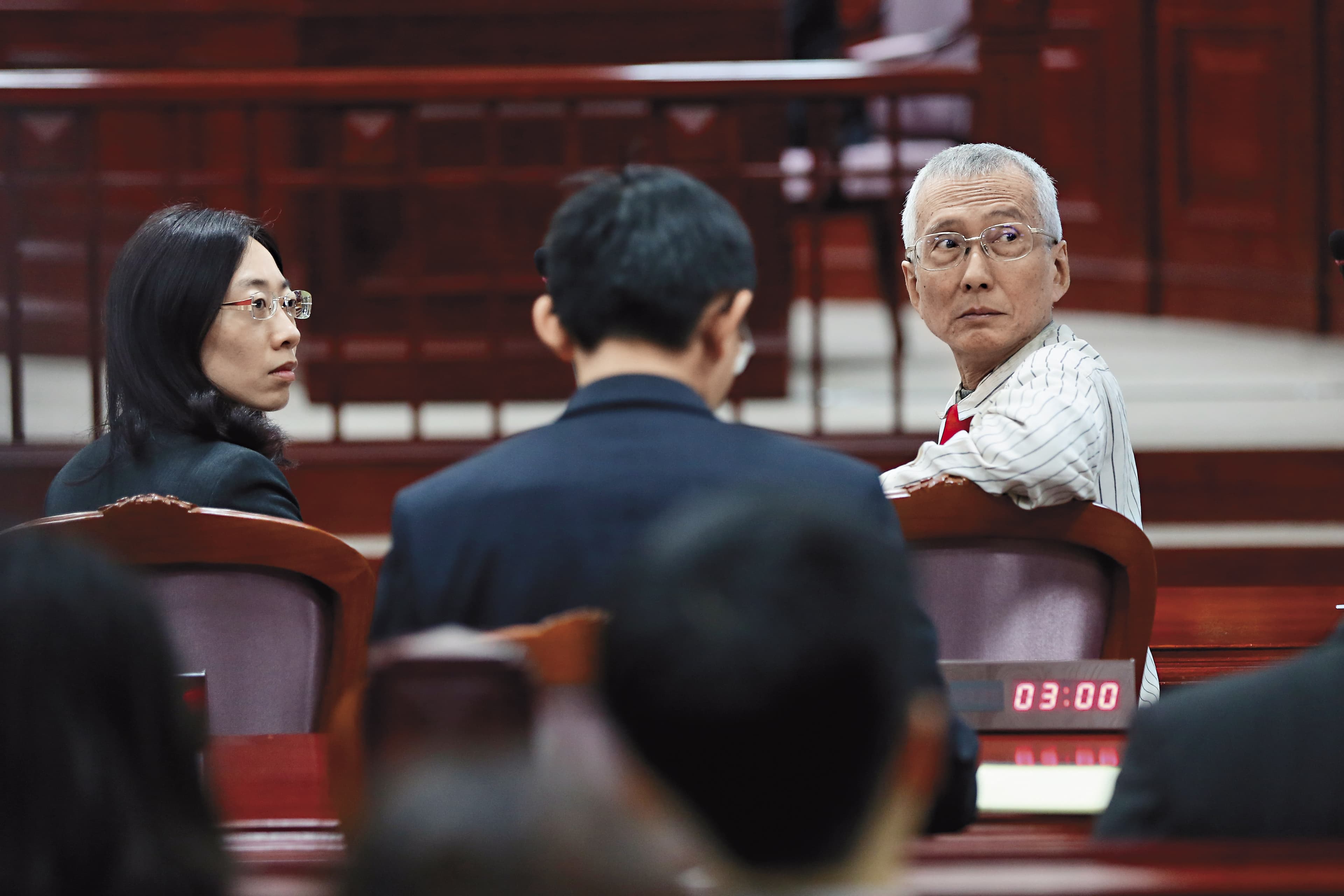 今年3月24日,大法官終於針對祁家威(右)的聲請釋憲,召開憲法法庭,祁家威在義務律師團陪同下出庭陳述。(林俊耀攝)