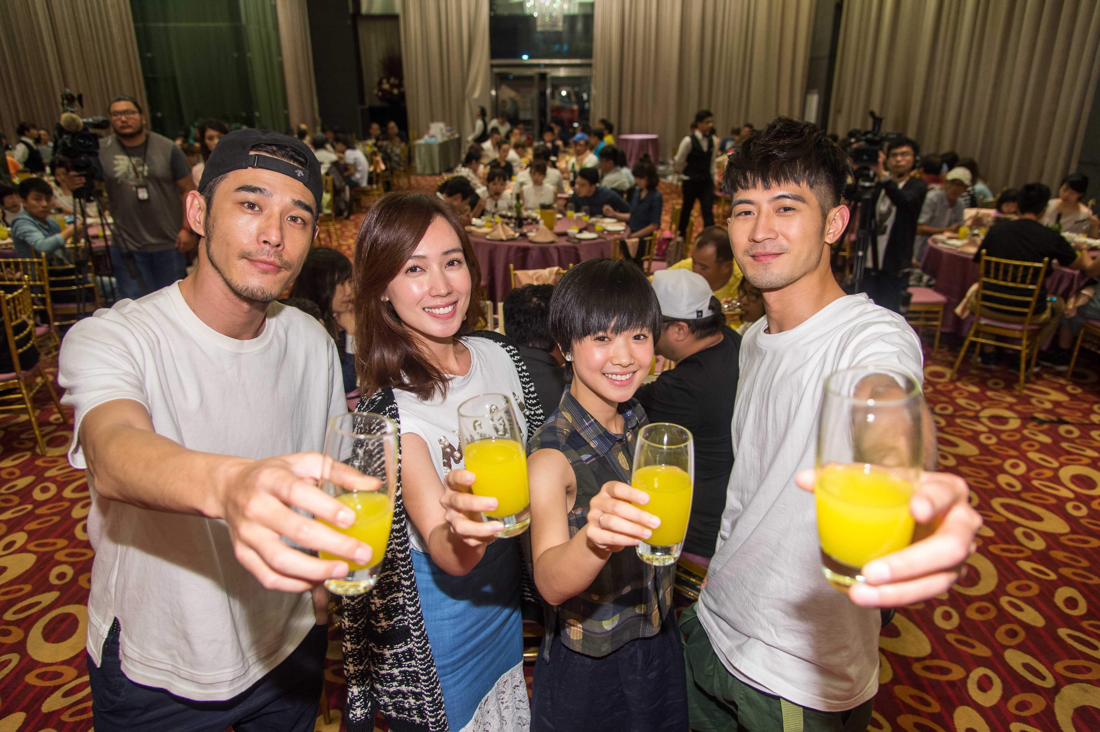 三立華劇《只為你停留》演員左起黃騰浩、小薰、嚴正嵐、簡宏霖31日開心殺青。(三立提供)