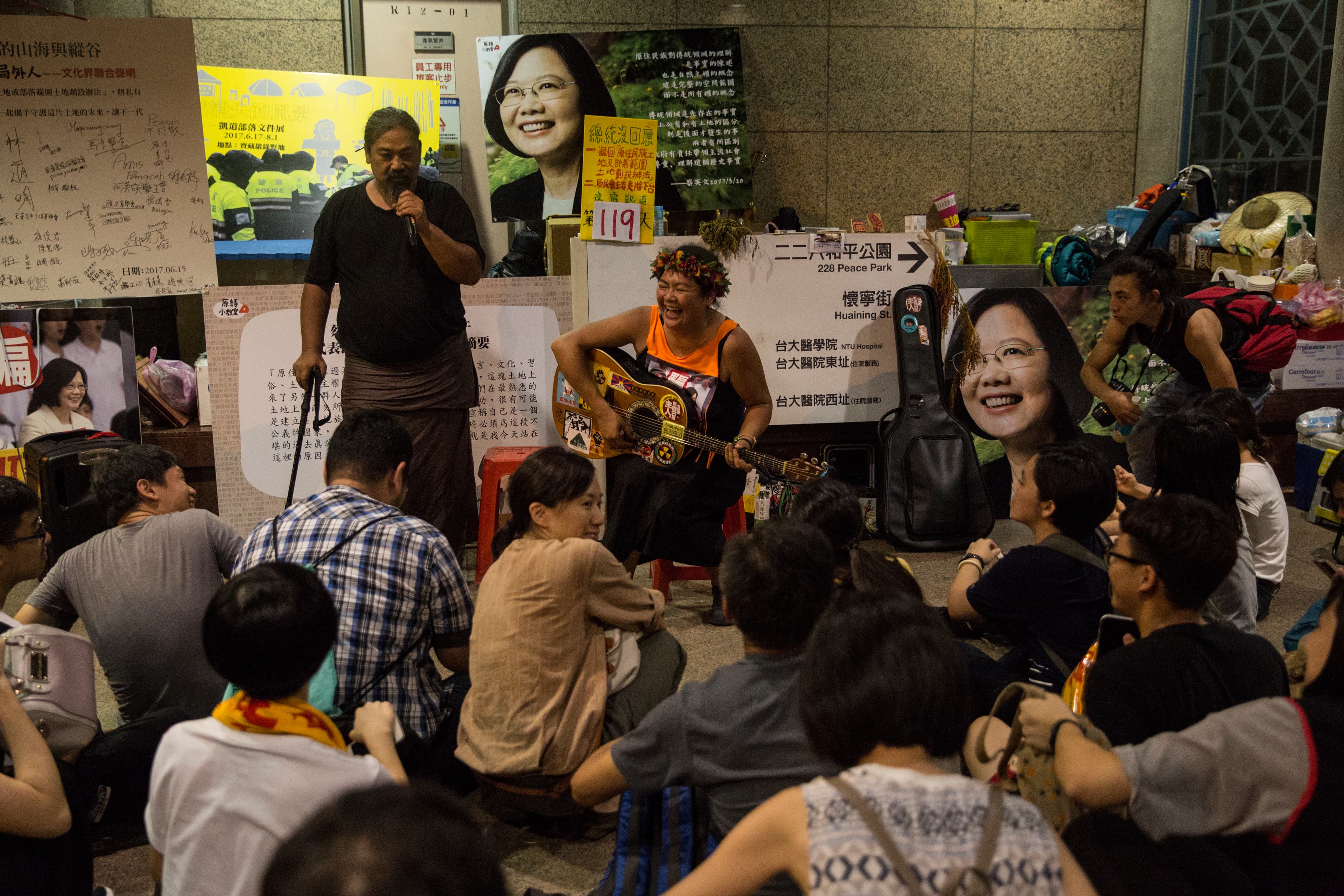 凱道清場後,巴奈和那布轉移陣地到台大醫院捷運站出口。