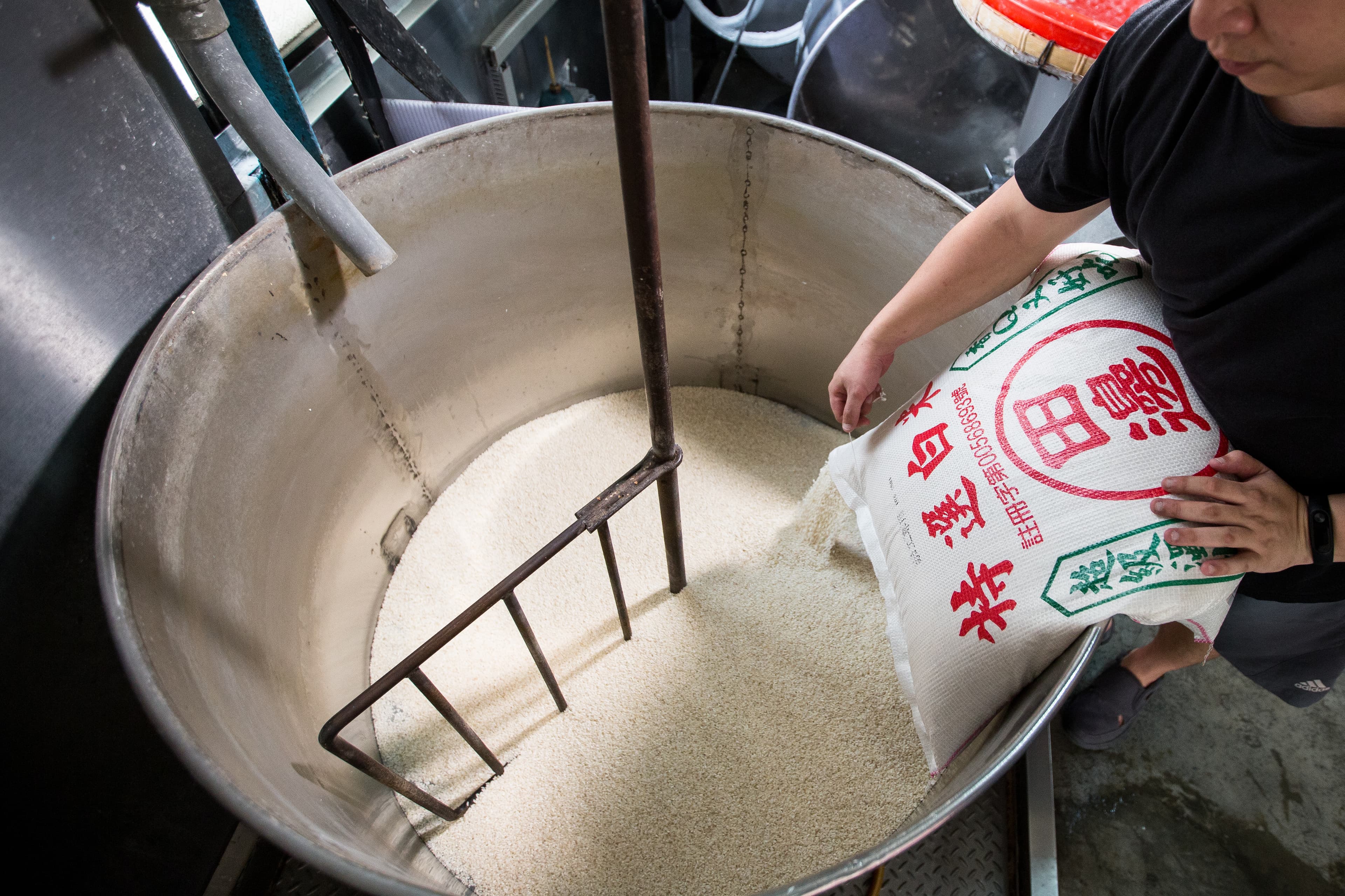 百年米粉廠東德成堅持生產純米米粉,原料只有米和水。