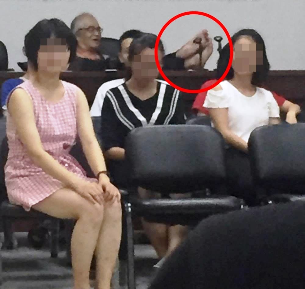 冷尚書在課堂上脫鞋翹腳。(讀者提供)