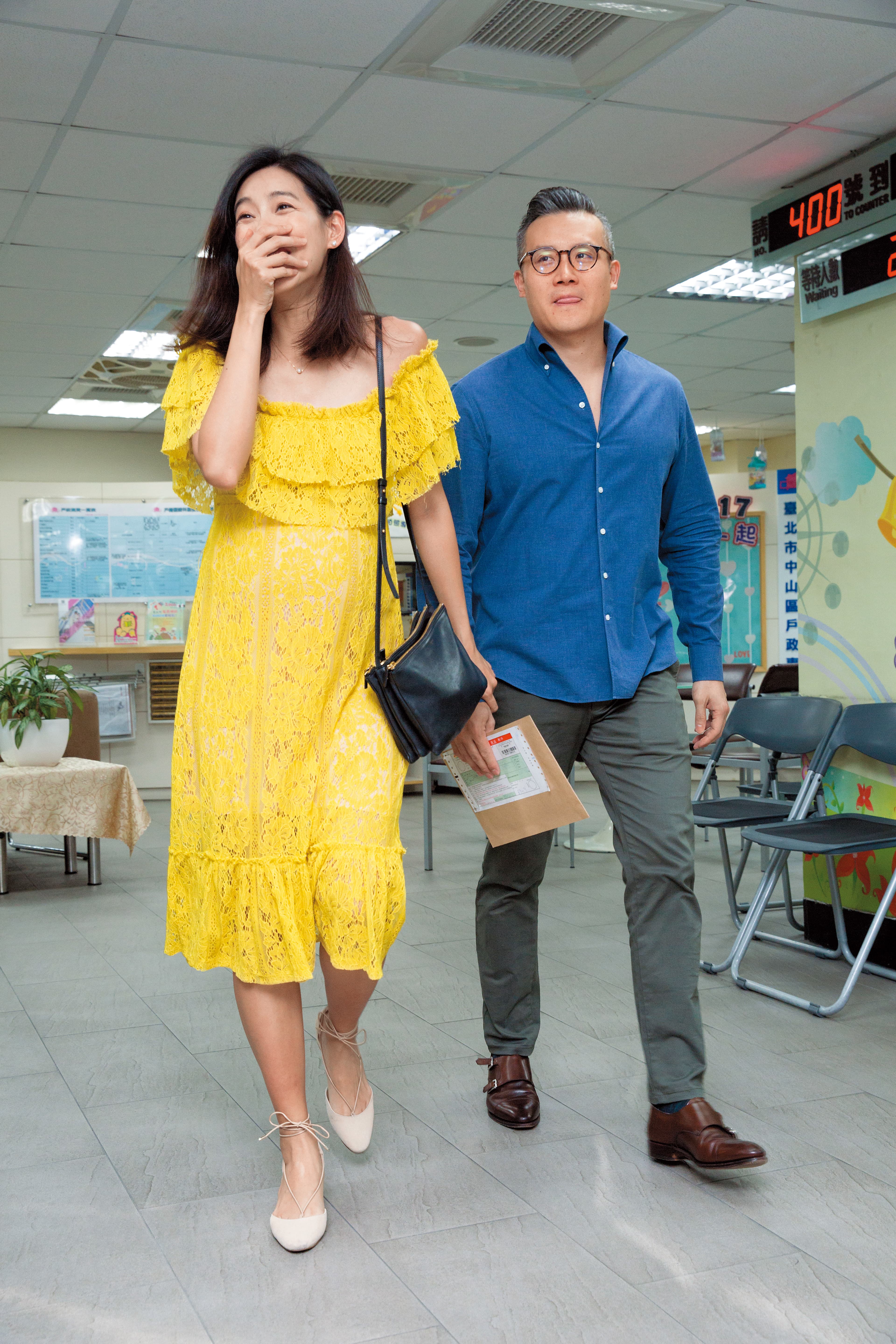 8月9日下午5點,林可彤跟老公Tom一起到戶政事務所辦理結婚登記手續。