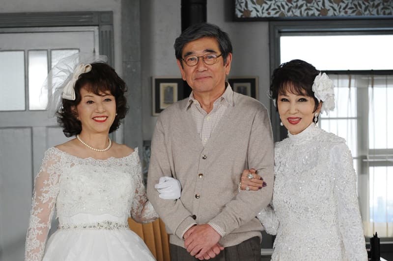 76歲的男主角石坂浩二(中),與離婚17年的前妻淺丘琉璃子(右),以及前女友加賀真理子(左)同台演出,還合拍「婚紗」劇照,是戲迷們最津津樂道的話題。