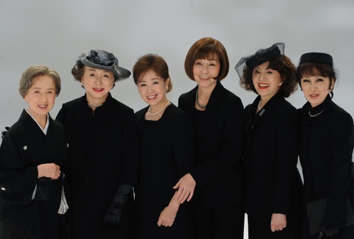 朝日電視台鎖定高齡觀眾群,新設午間帶狀戲劇時段,《安寧之鄉》4月一開播就創下8.7%的收視率,有些晚間黃金檔連續劇,甚至達不到這個數字,震撼業界。
