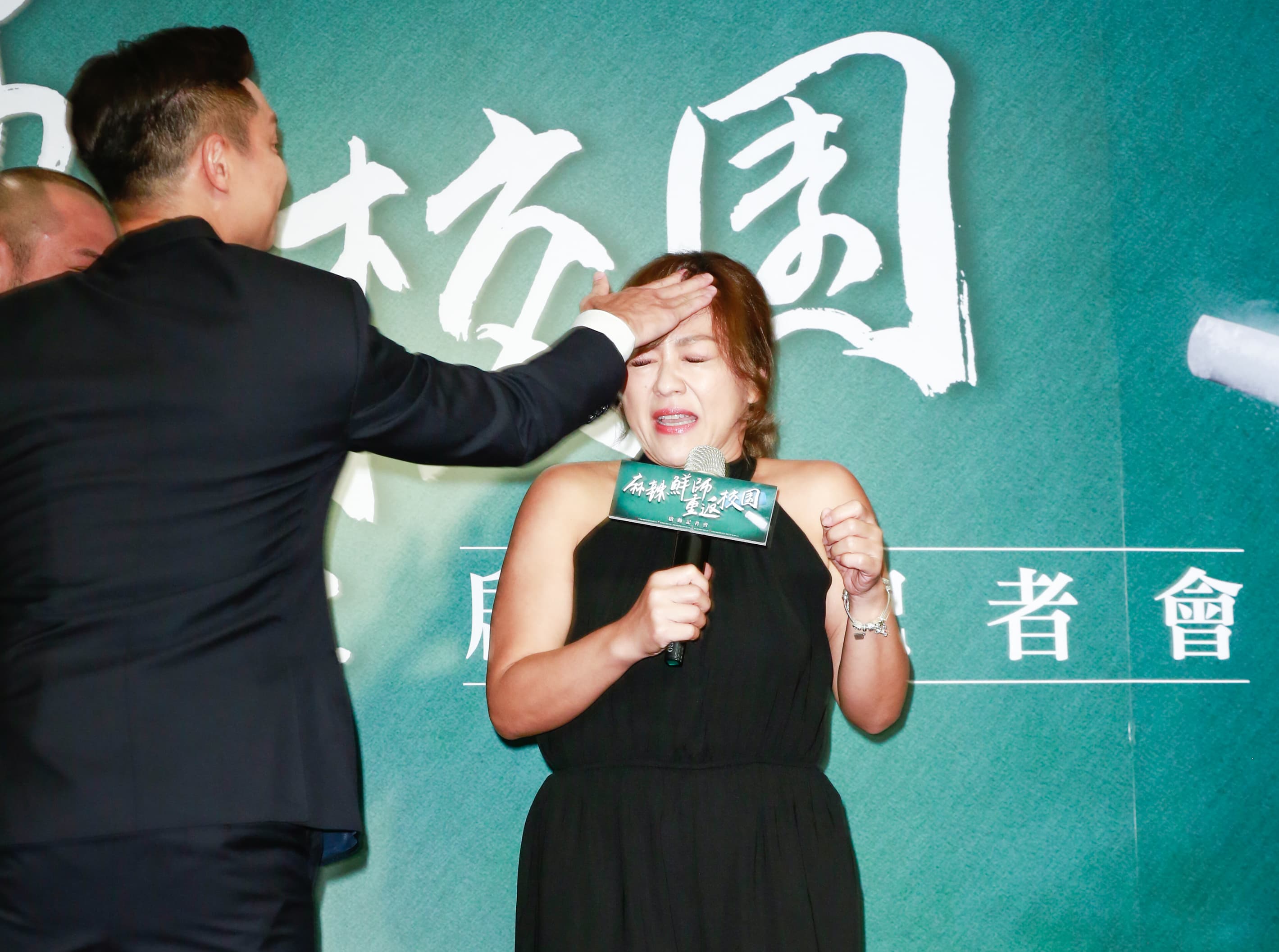 杜詩梅嗆謝祖武拍戲時都在教他們「叼牌」,被謝祖武一把巴額頭,清脆一聲現場媒體無不聽見。
