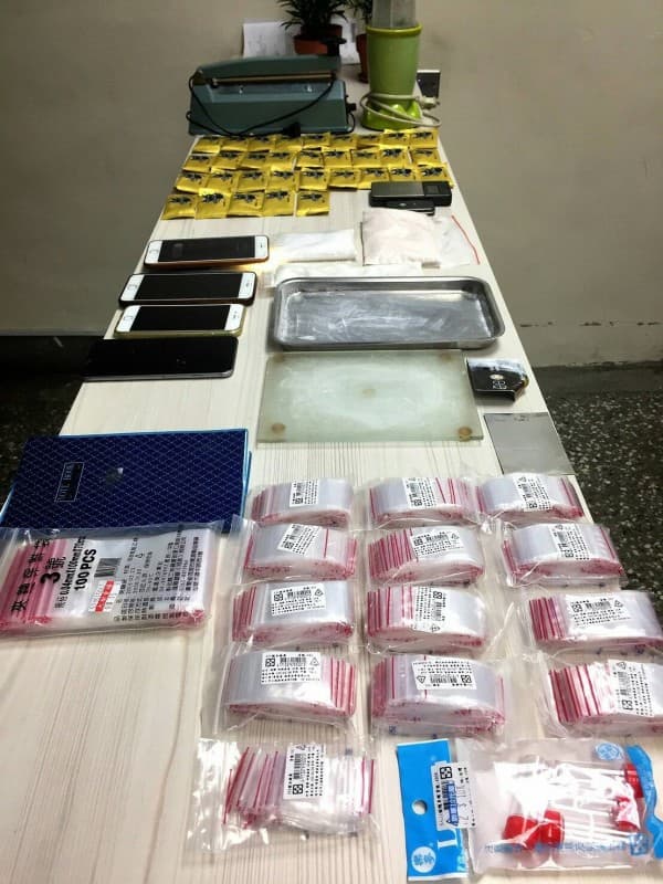 30歲曾姓男子利用門禁森嚴的住宅區套房當掩護,將甲西酮、K他命及不明原料混合分裝為毒品咖啡包,遭警查獲。