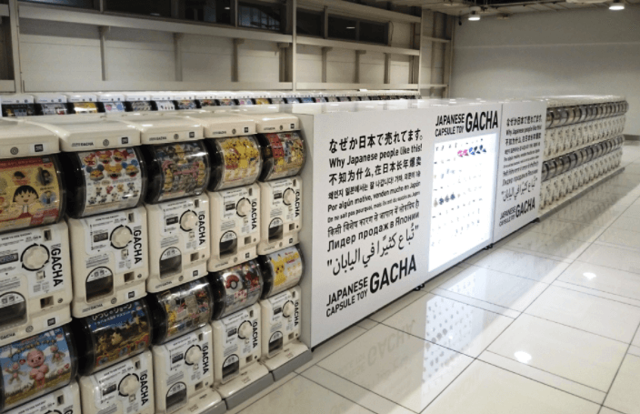 繼去年成田機場推出扭蛋機專區之後,今年關西機場也設置了263台扭蛋機,標榜旅行剩下的零錢就能玩,業績是一般賣場扭蛋的3到5倍。(圖片取自TAKARA TOMY A.R.T.S推特)