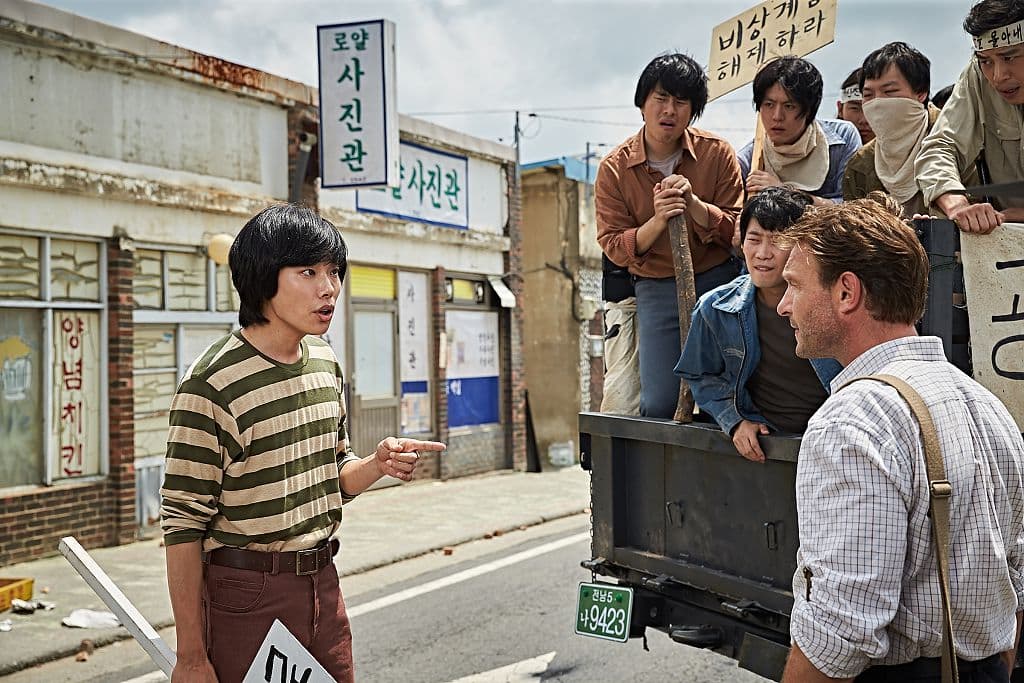《我只是個計程車司機》講述1980年光州事件,在韓國上映票房大賣。(車庫娛樂提供)