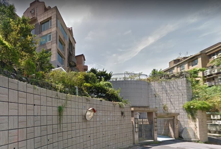 10年前周遊花了2億元自地自建,蓋了前後棟永真居,後棟的「周遊列國」已賣出,當時就是由張姓獅奶奶仲介。