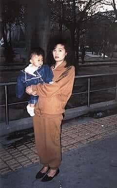王黛儀8歲失去父母,手邊僅存自己分別與爸媽的合照。(王黛儀提供)
