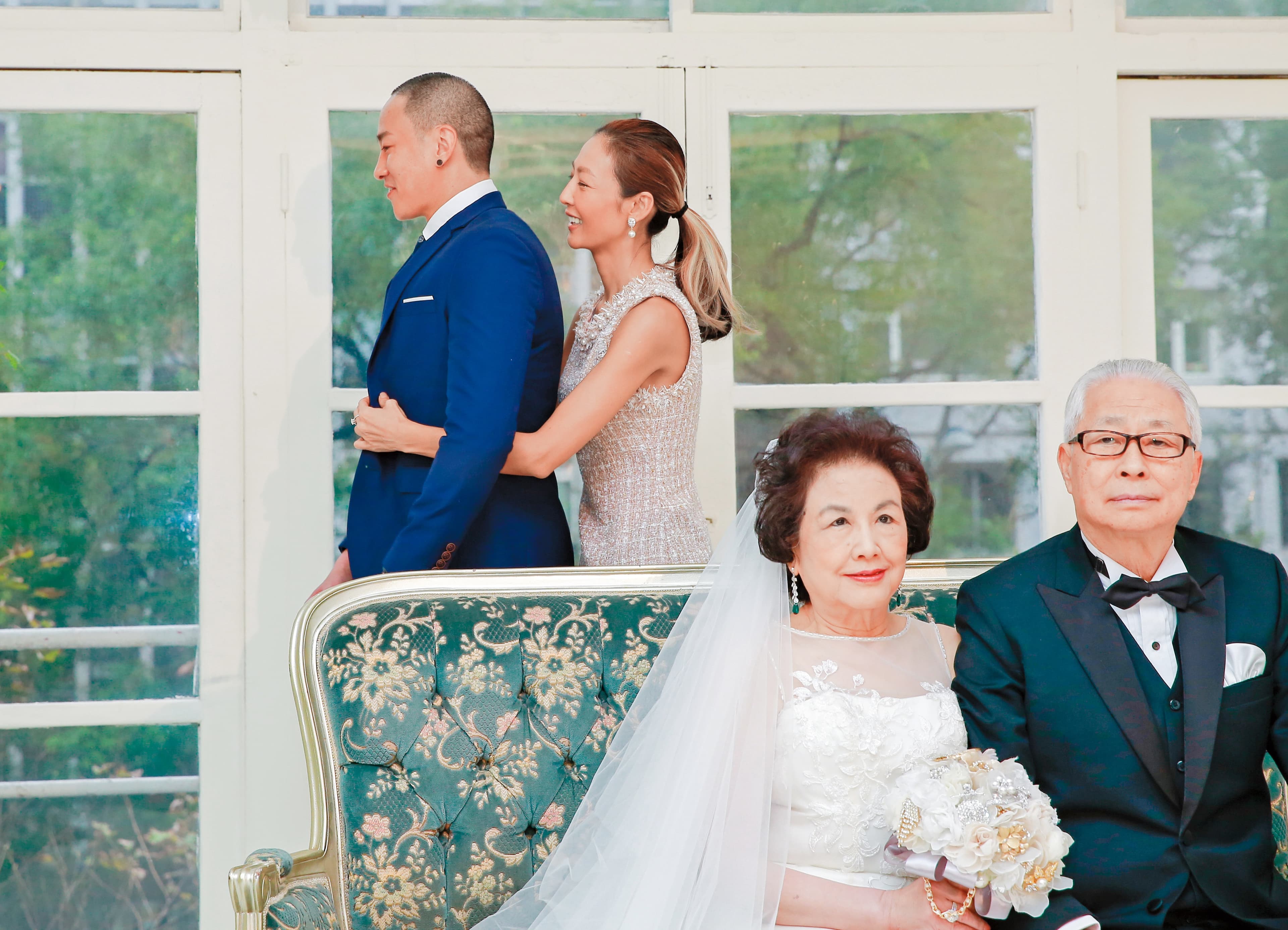 今年3月何潤東與Peggy結婚週年,特別邀請自己父母拍全家福照,一家和樂。