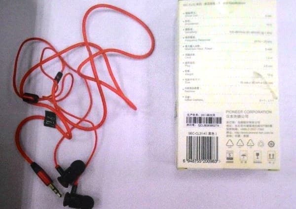 徐姓男子偷了一副知名廠牌耳機,員警受理走出超商就將他逮捕。(警方提供)