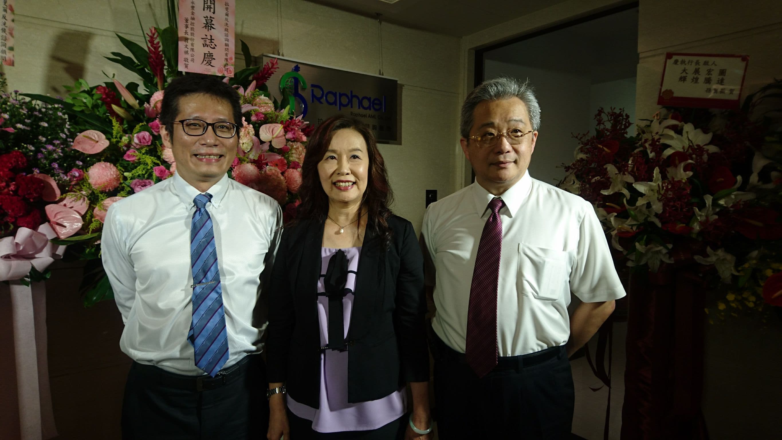 慶啟人與前台北地檢署主任檢察官張紹斌(右)合照。