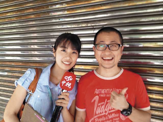 周亭羽原本是中視主播,外型甜美,她在採訪中認識九把刀。(翻攝自九把刀臉書)