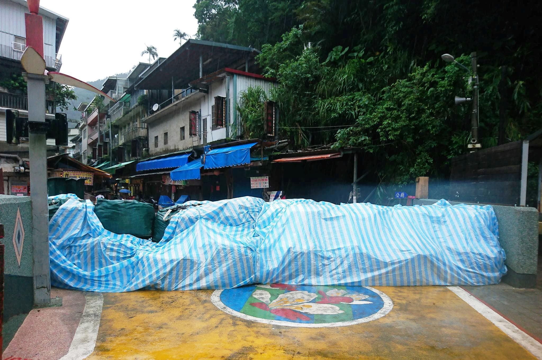 因「卡努」颱風外圍環流與東北季風共伴效影響讓烏來連日豪雨。(翻攝畫面)