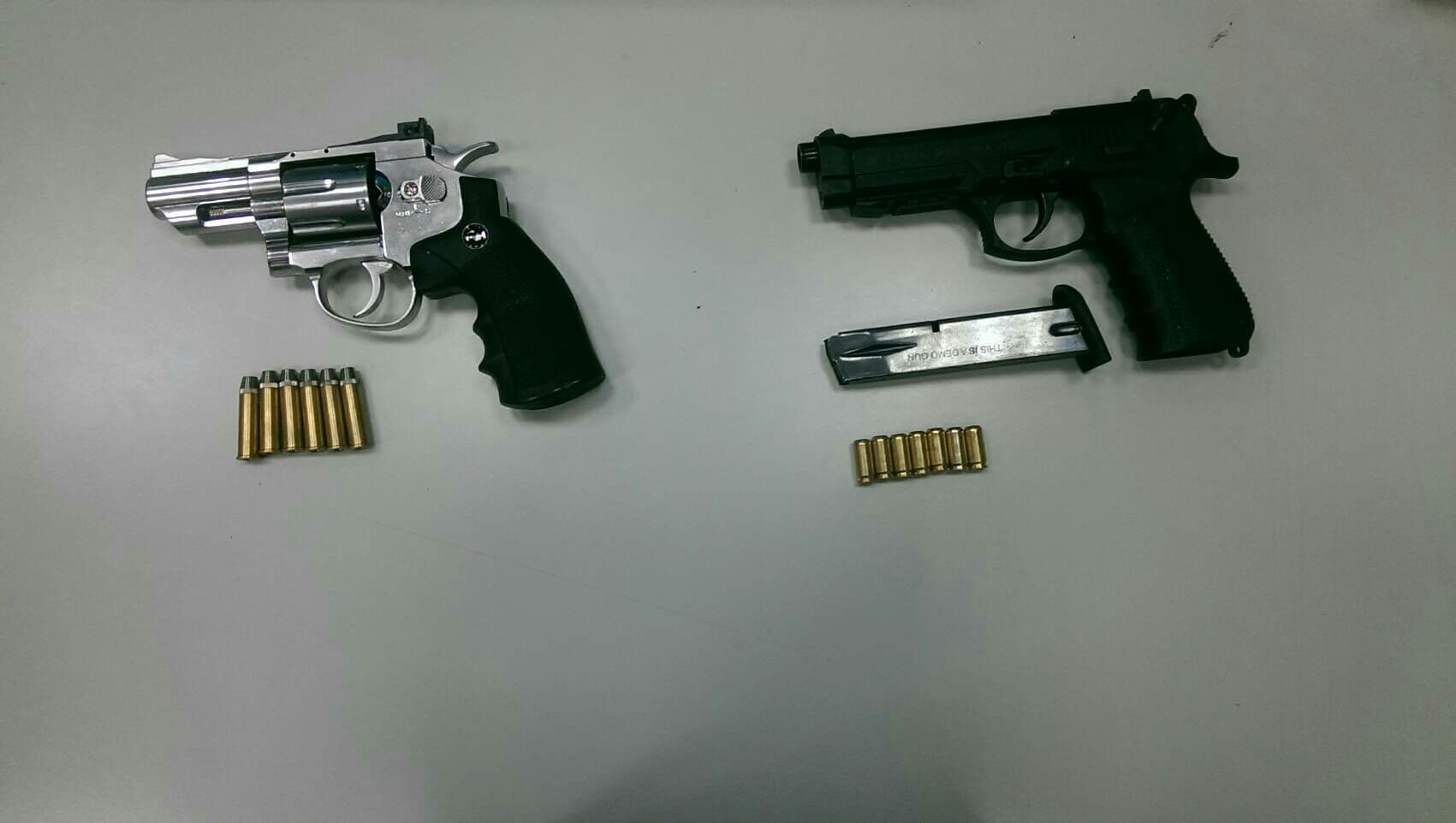 警方在冷男車上查獲道具槍和BB槍,冷男供稱是網路購買。(翻攝畫面)