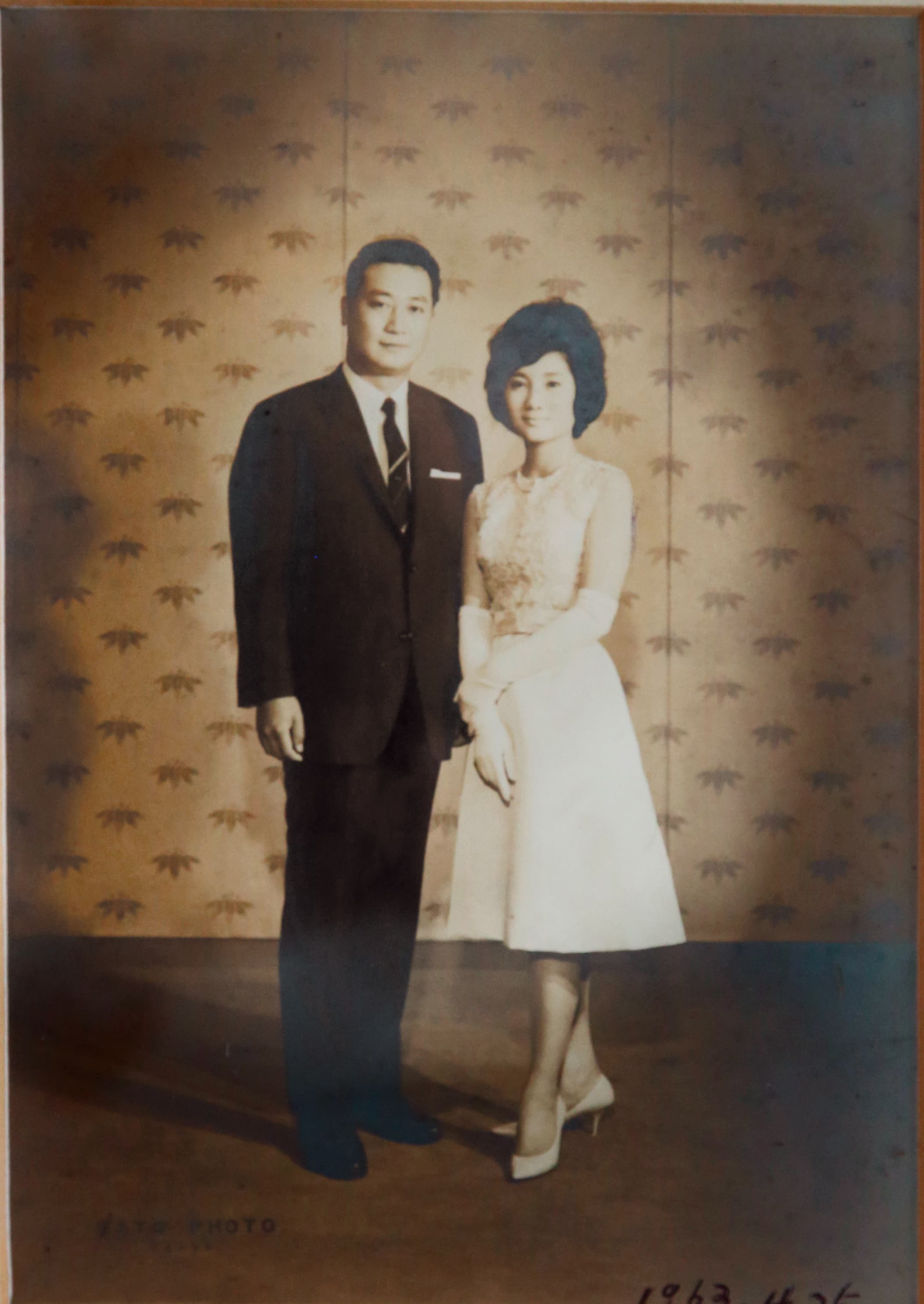 1963年4月25日,辜濓松與林瑞慧在東京舉行訂婚儀式,拍下這張紀念照。(辜林瑞慧提供)
