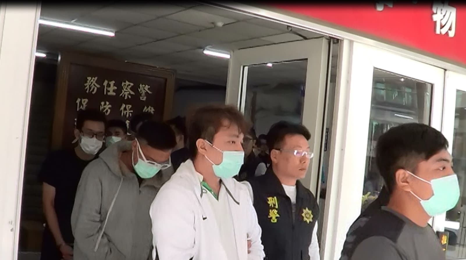 中打中心逮捕2對橫行苗栗地區的暴力兄弟檔,戴白色眼鏡為潘姓雙胞胎哥哥(左3)。(刑事局提供)