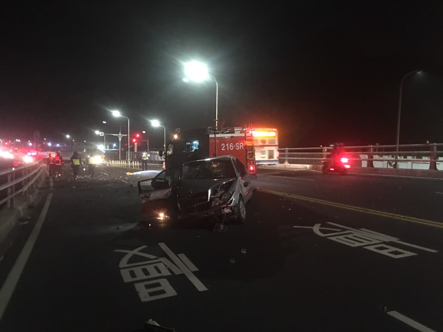 賓士車車頭全毀,可想見撞擊力道之大。(翻攝畫面)