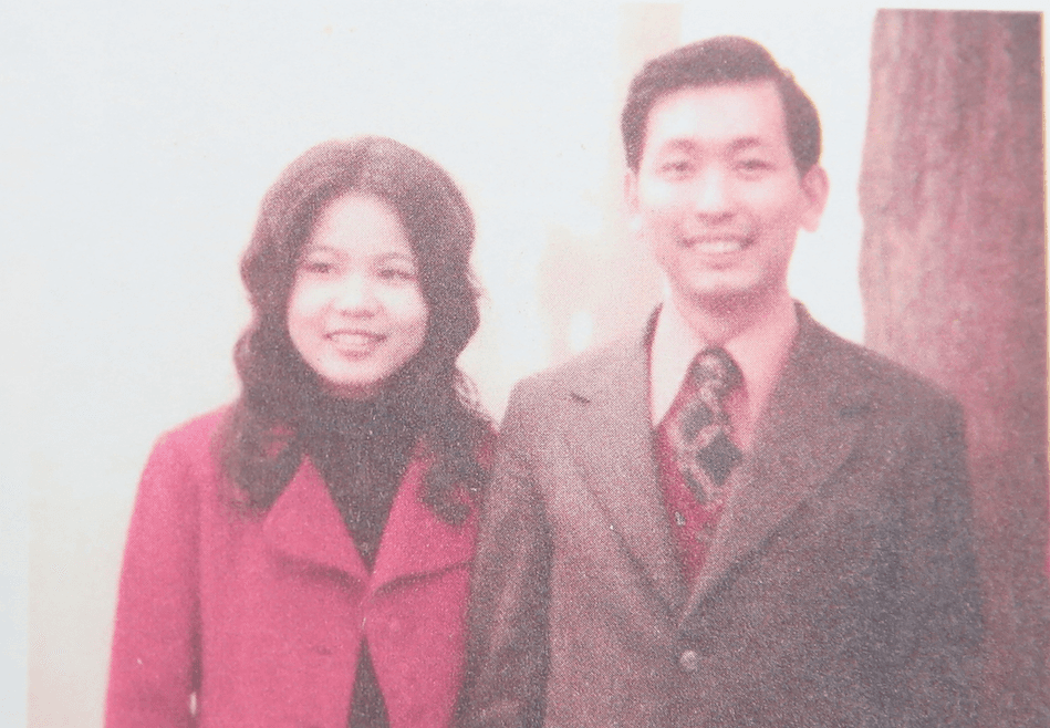 1975年李成家(右)認識妻子蔡玉雲(左),兩人結褵數十載,兩人常一塊旅行、唱歌。(李成家提供)