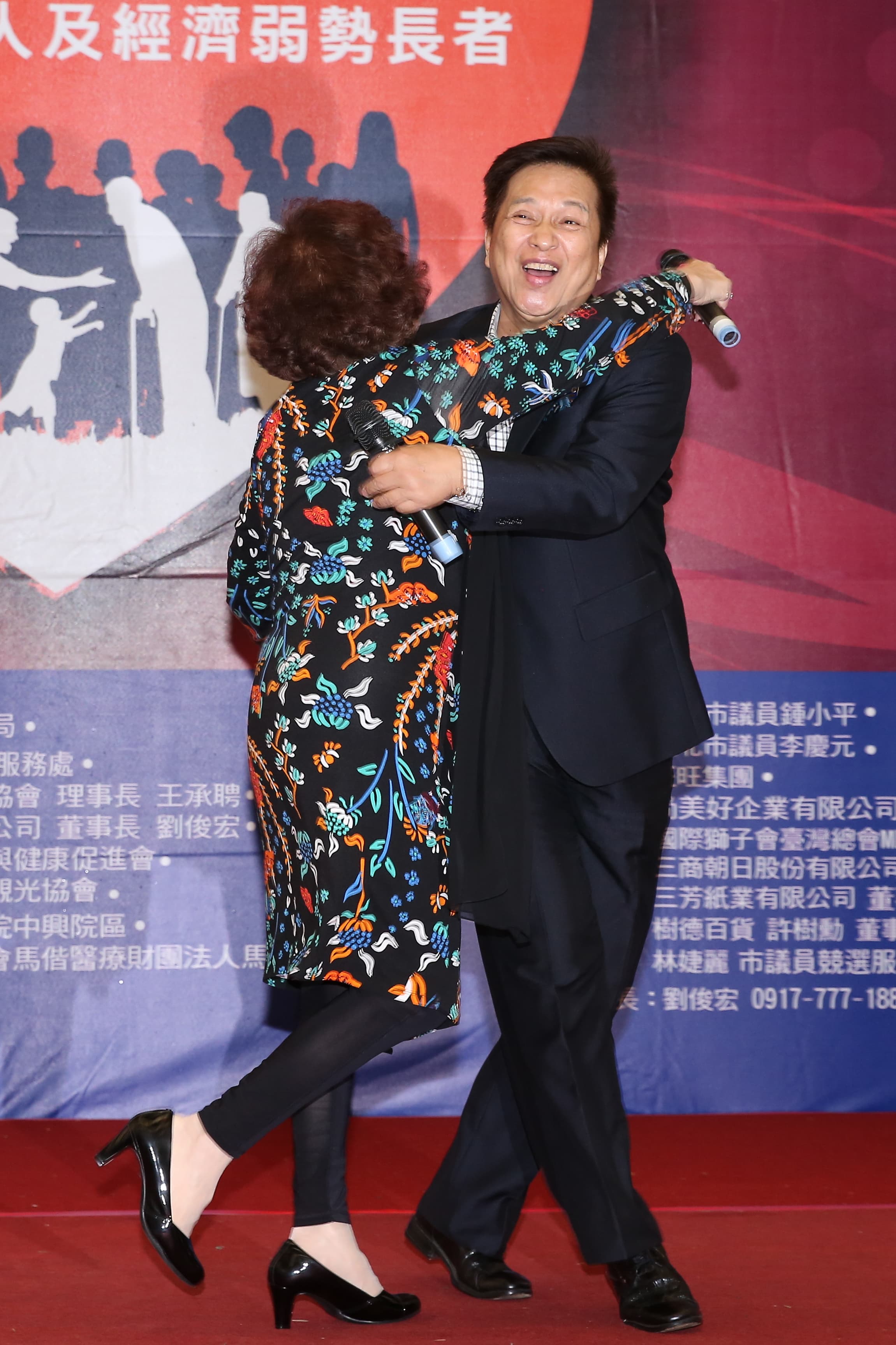 李朝永和阿姑出席活動,手都攬牢牢。