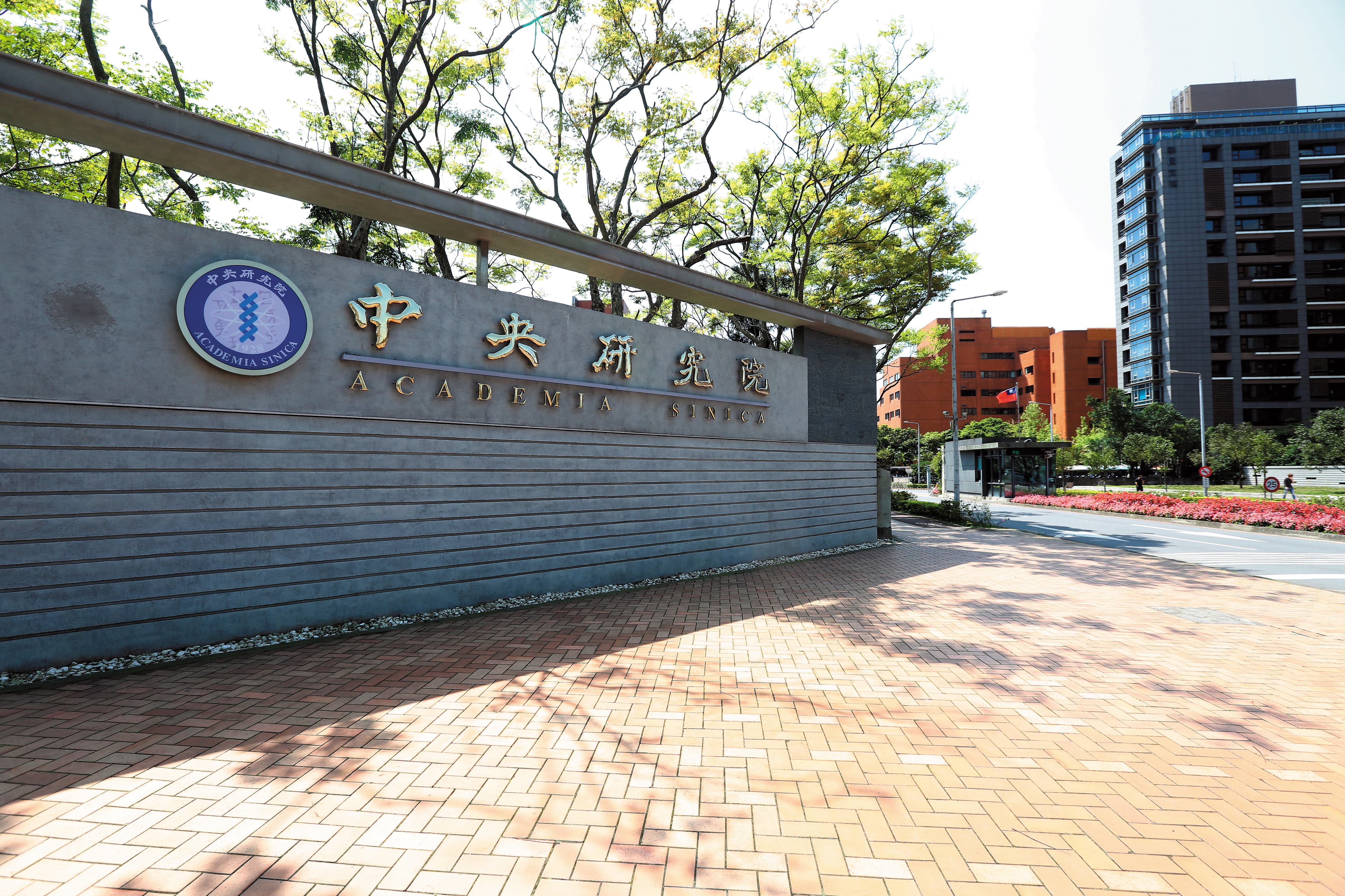 中研院不僅有2位副院長級人選參加台大校長遴選,院長廖俊智更是遴選委員會中的成員。