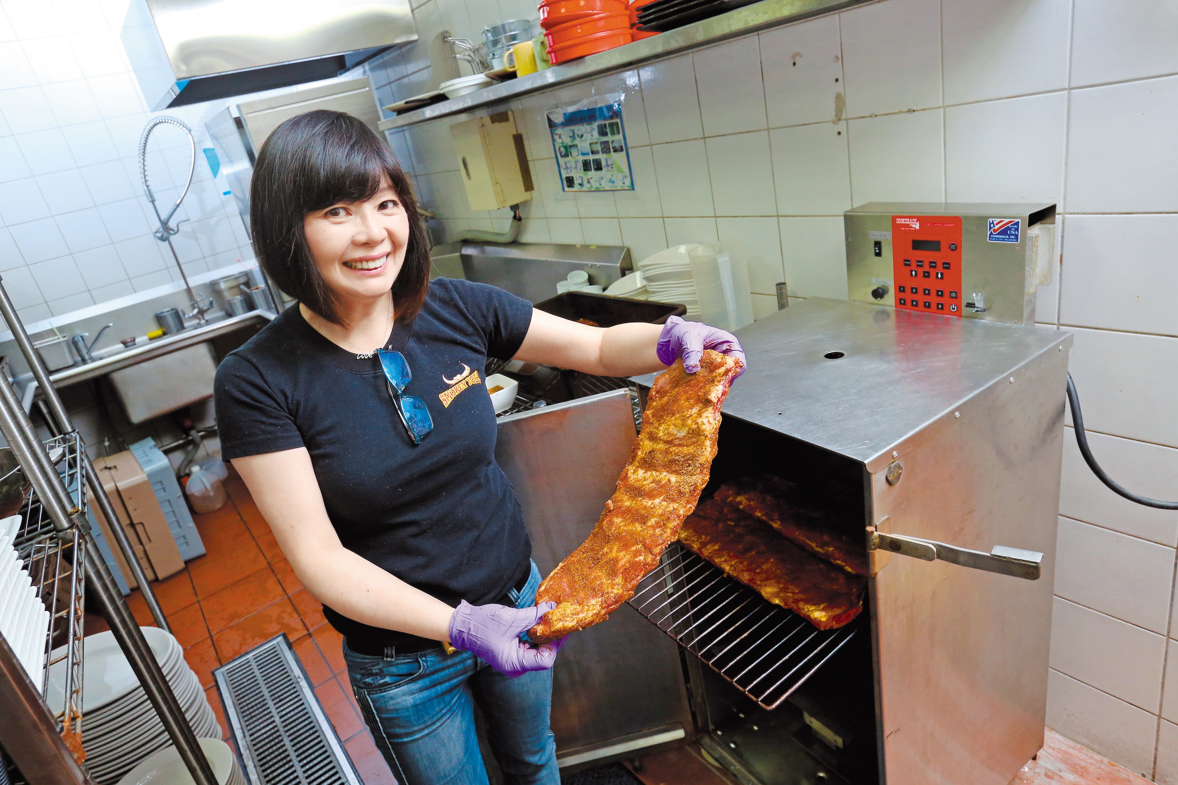 店內招牌是「特製煙燻豬肋排」,Amy以獨特的煙燻手法,讓豬肋排嫩而汁多,成了來店必點菜。(980元/全排)