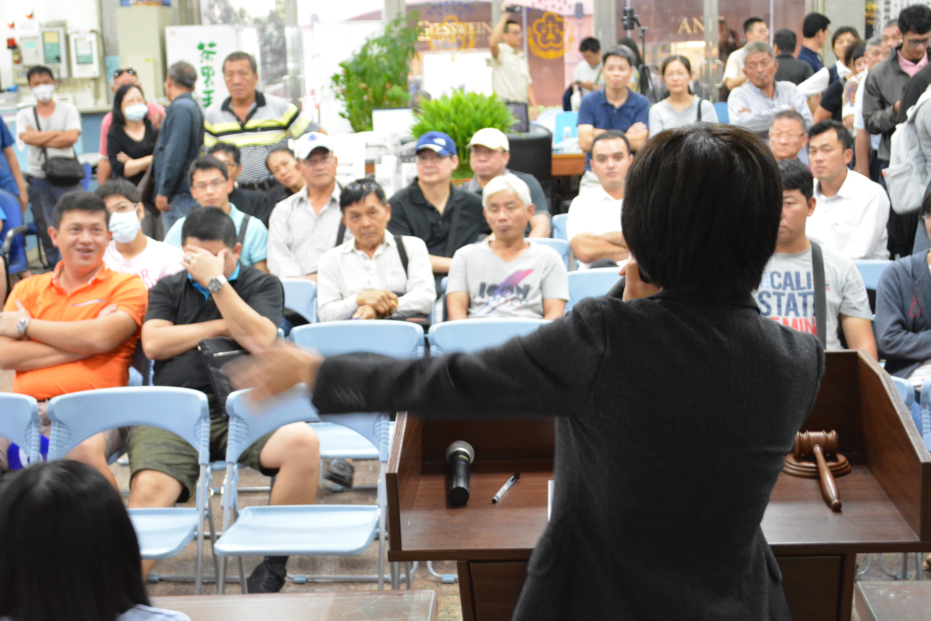 行政執行署今天舉辦全國聯合拍賣日,拍定1億5000萬元,不但民眾樂得開心搶便宜,讓國庫大進帳,這也是新任署長呂文忠上任不到1個月的佳績。(行政執行署提供)