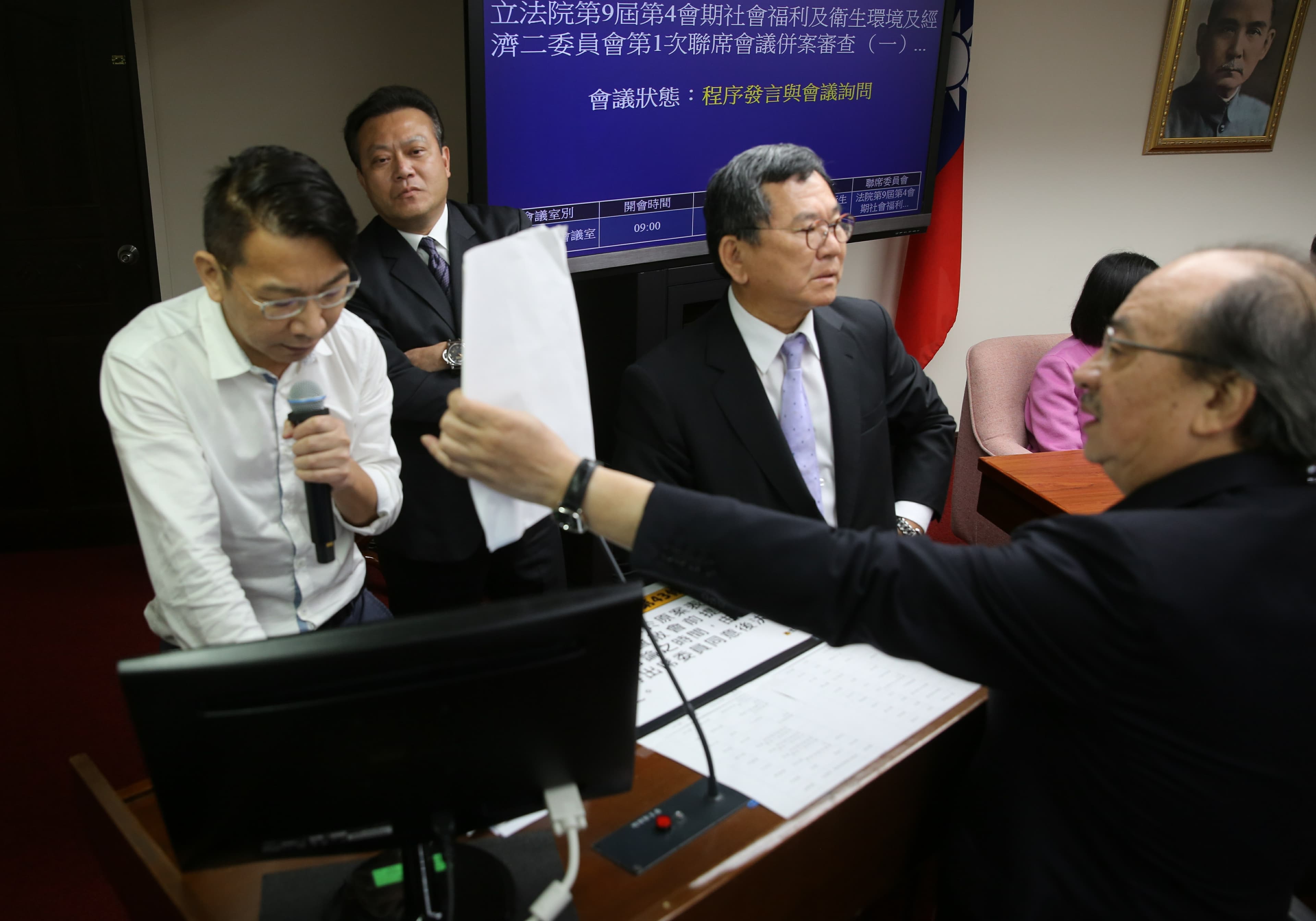 時代力量立委徐永明(左)今會議不斷霸佔發言台,不讓會議進行。