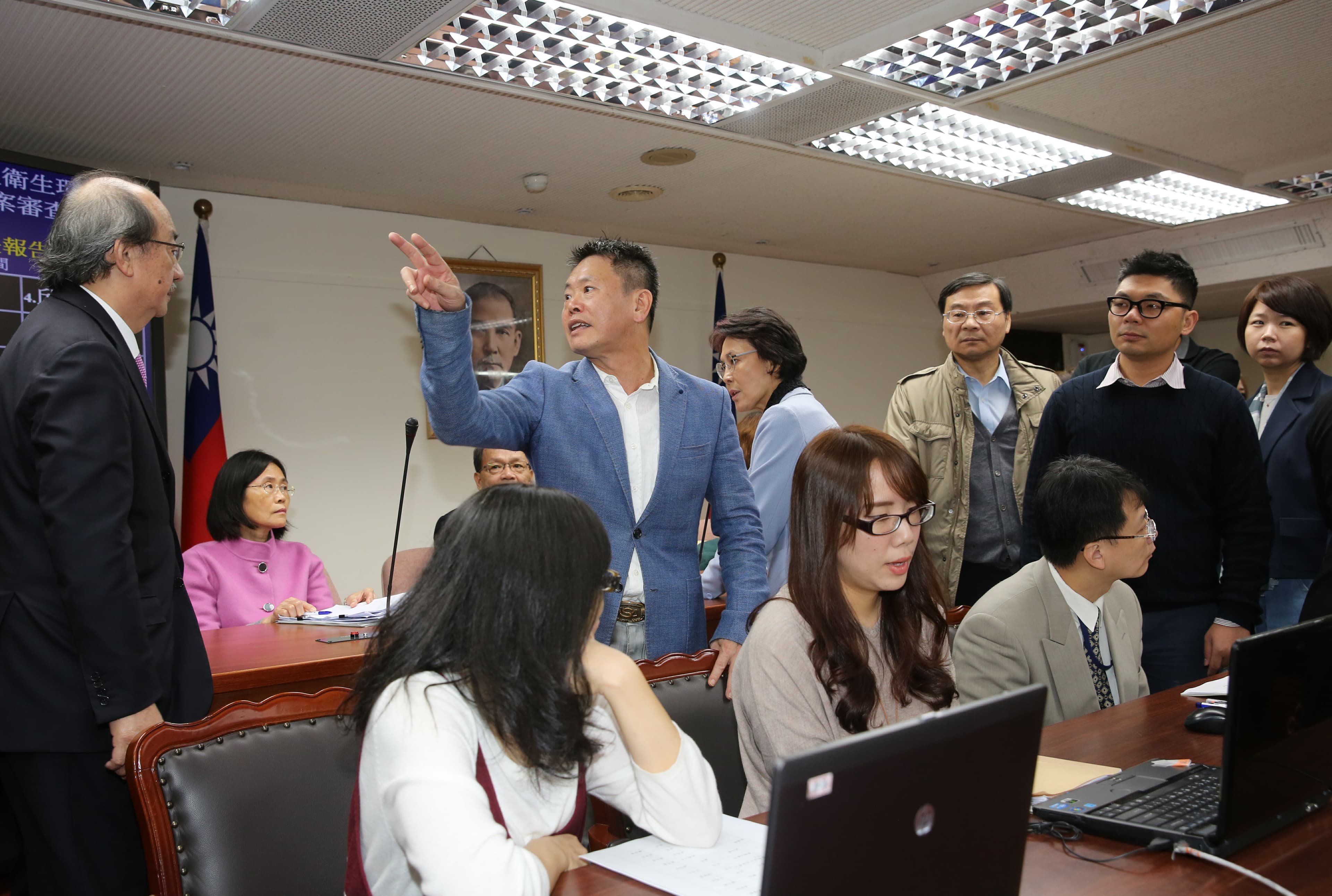 國民黨團書記長林為洲(左2)率領黨團立委向民進黨團總召柯建銘抗議程序發言無法進行。