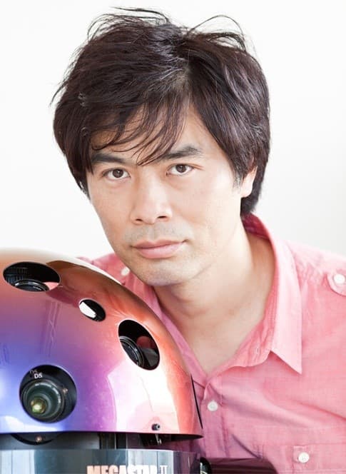 大平貴之與其設計、製造的天象儀投影器「MEGASTAR」合影。圖片來源:「MEGASTAR」官網(https://www.megastar.jp/about/)